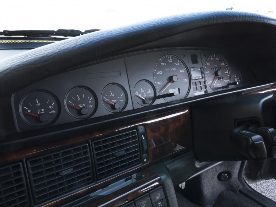 Панель приборов Audi V8 1988 года  (UK) (фото 8 из 9)